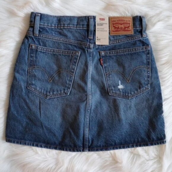 NWT Levi's Denim Mini Skirt Size 25 Distressed High Rise Dark Blue Wash - Picture 3 of 8